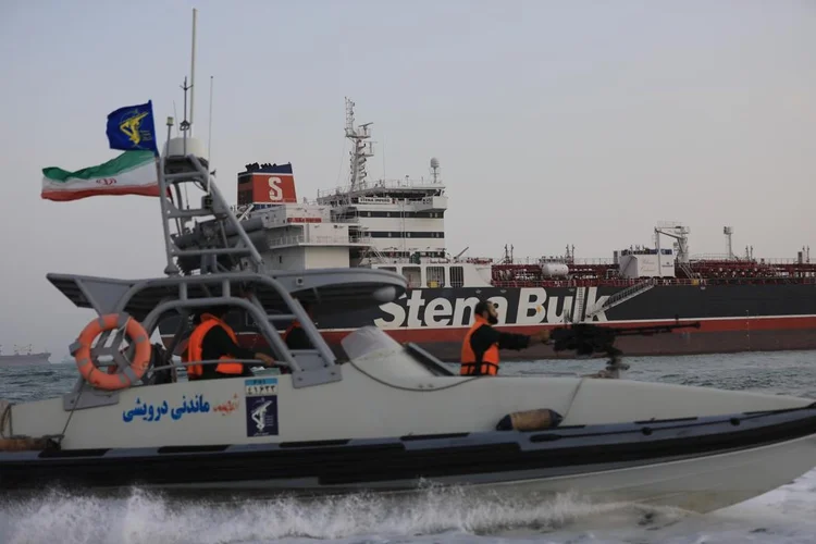 Apreensão: barco da Guarda Revolucionária Iraniana navega ao lado do navio Stena Impero, uma embarcação de bandeira britânica de propriedade da Stena Bulk (ISNA/WANA/Reuters)