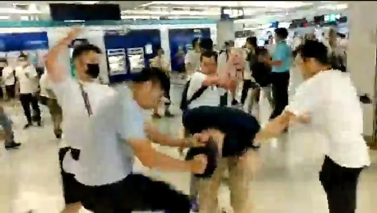 Hong Kong: homens de branco agrediram manifestantes pró-democracia (Courtesy of Stand News/Social Media/Reuters)