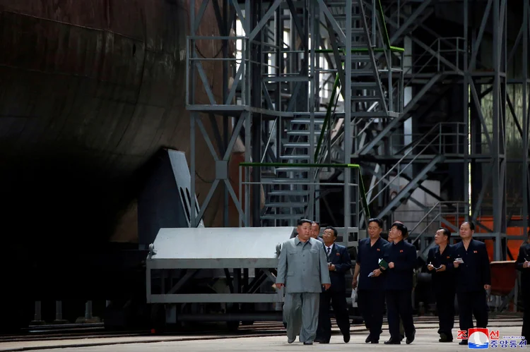 Kim Jong-un: líder norte-coreano inspecionou um grande submarino recém-construído (KCNA/Reuters)