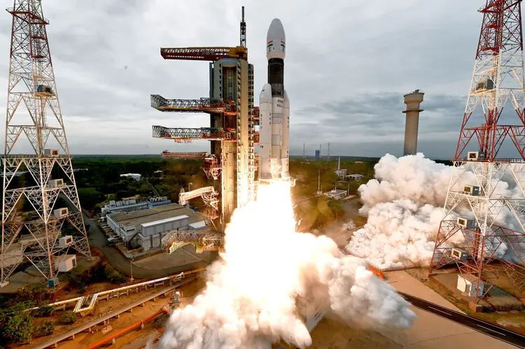 Lançamento: Foguete indiano que tentará pousar sonda na lua (Pesquisa Espacial da Índia/Divulgação/Reuters)