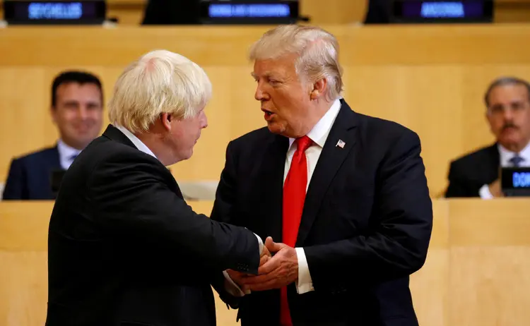 Boris Johnson e Donald Trump: primeiro ministro inglês venceu eleições na última semana (Kevin Lamarque/Reuters)