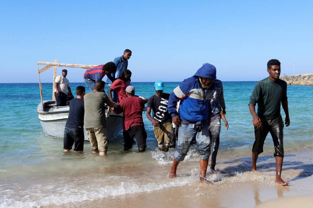 Tentativa de chegar à Europa: emigrantes são resgatados pela guarda costeira da Líbia após naufrágio (Ismail Zitouny/Reuters)