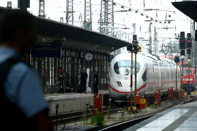 Principal estação de trem de Frankfurt, Alemanha: mãe e filho foram lançados aos trilhos por um homem; criança morreu atropelada por trem (Ralph Orlowski/Reuters)
