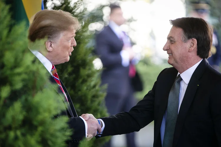 Trump e Bolsonaro: presidente norte-americano voltou a elogiar o brasileiro (Al Drago/Bloomberg)