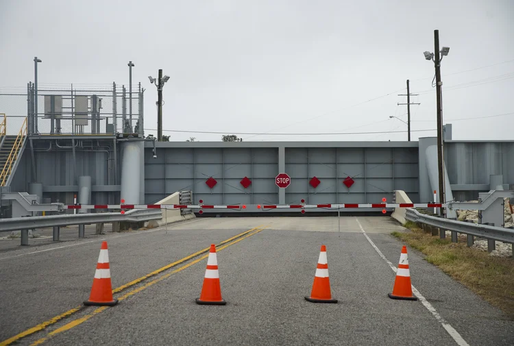 Parede de proteção à inundação é colocada à espera da tempestade tropical Barry em Cocodrie, Louisiana (Nicole Craine/Bloomberg)