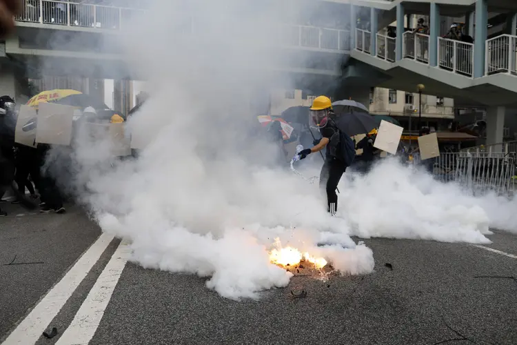 Confronto: polícia de Hong Kong agiu contra manifestantes que protestavam em Yuen Long (Justin Chin/Bloomberg)