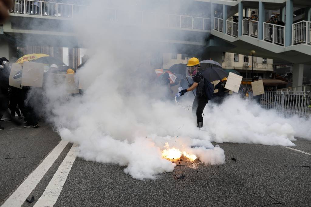 Protesto proibido em Hong Kong tem confronto entre polícia e manifestantes