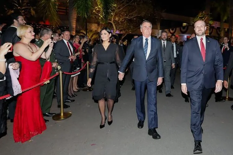 Presidente da República, Jair Bolsonaro e primeira-dama, Michelle Bolsonaro, durante coquetel em comemoração aos 243 anos da independência dos Estados Unidos (Carolina Antunes/PR/Reprodução)