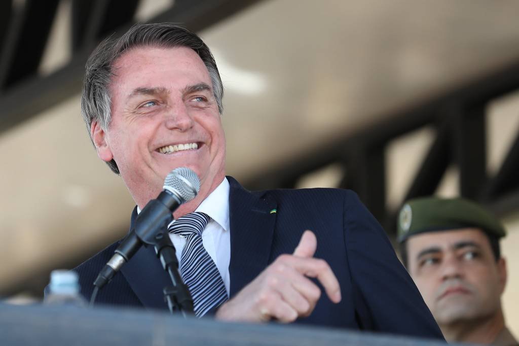 "Eu queria criticar o Onyx, mas não consigo", afirma Bolsonaro
