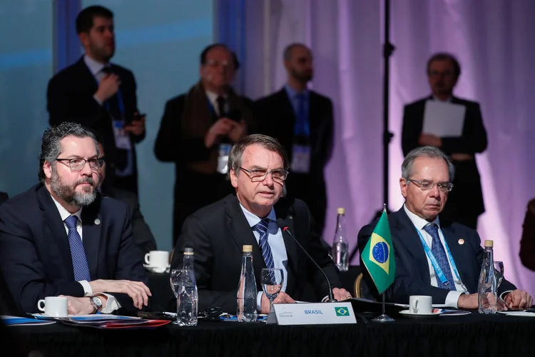Araújo, Bolsonaro e Guedes: De janeiro a dezembro, o presidente participou de 85 encontros com Ernesto Araújo e 96 com Paulo Guedes (Alan Santos/PR/Flickr)