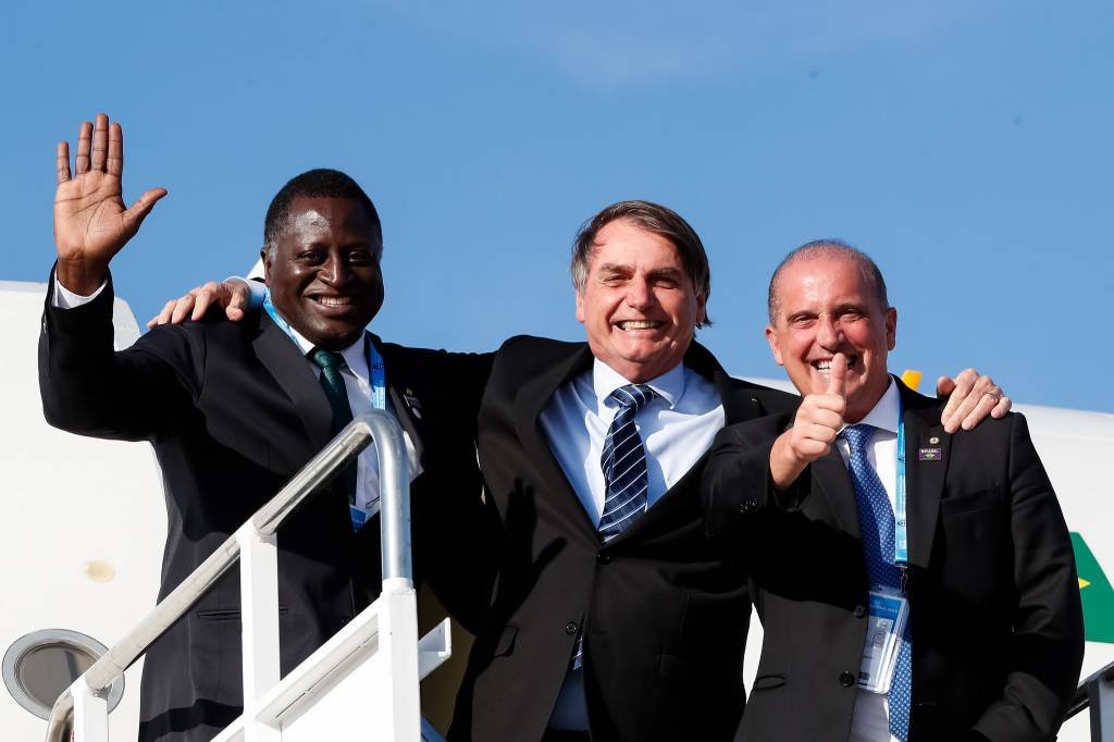 Governo: Presidente da República Jair Bolsonaro posa para foto com o Ministro-Chefe da Casa Civil, Onix Lorenzoni e com o Deputado Federal Hélio Lopes, durante a partida de Santa Fé (Alan Santos/PR/Reprodução)