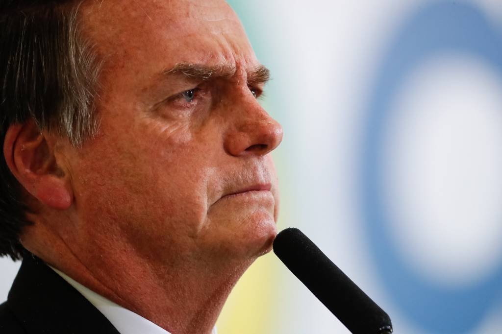 No Twitter, Bolsonaro chama general que o criticou de "melancia"