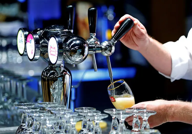 AB InBev é dona de marcas como a belga Stella Artois (Yves Herman/Reuters)