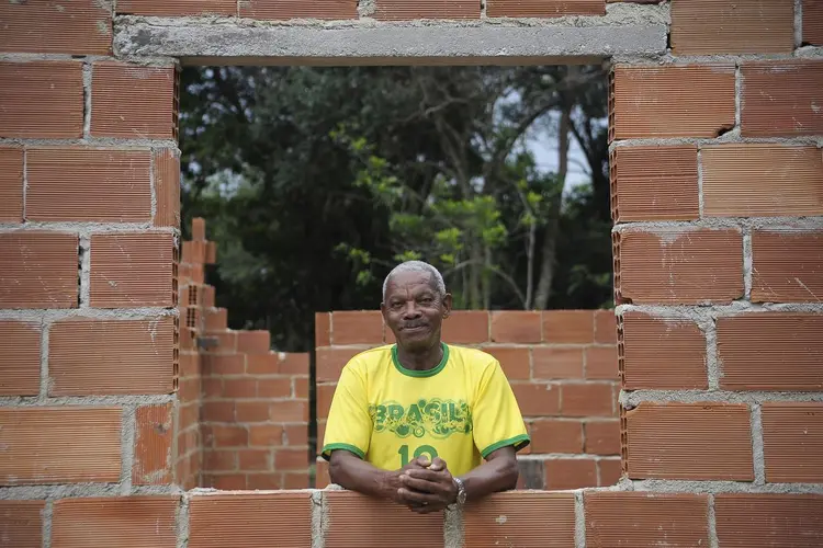 Dionato de Lima, 73, pescador, remanescente quilombola morador da ilha de Marambaia na casa em construção, na bacia de Sepetiba, sul do estado. (Tania Rego/Agência Brasil)