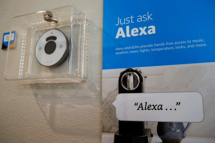 Alexa: assistente é capaz de fazer piadas e responder a comandos que não fazem sentido em lugar nenhum (Elijah Nouvelage/Reuters)