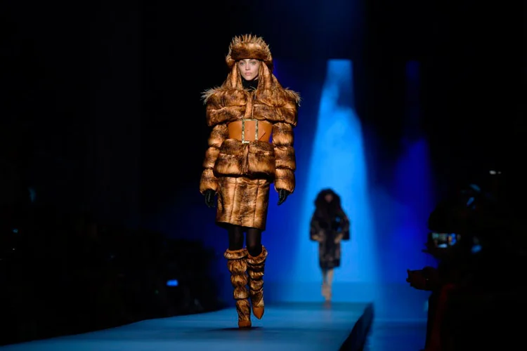 Semana de Moda: desfila de marcas de alta-costura em Paris mostra que as grifes estão cada vez mais distantes de peças com peles, mesmo sintéticas (Olga NEDBAEVA/AFP Photo)