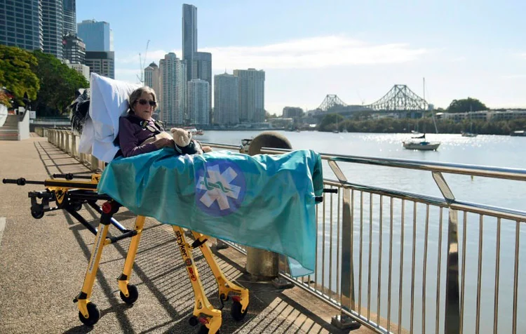 Último desejo: Betty Dowsett, de 92 anos, é levada para ver o mar e motivou estado australiano a dedicar uma ambulância a pacientes terminais (AGENCE FRANCE-PRESSE/AFP)