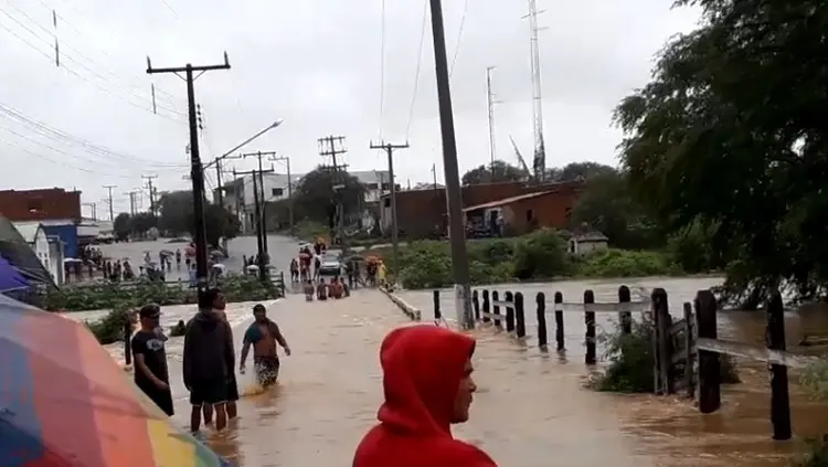 Inundação: Rompimento parcial de barragem de água na Bahia causa alagamentos na região de fronteira com o Sergipe. (imagens Corpo de Bombeiros de Paulo Afonso/BA/Reprodução)