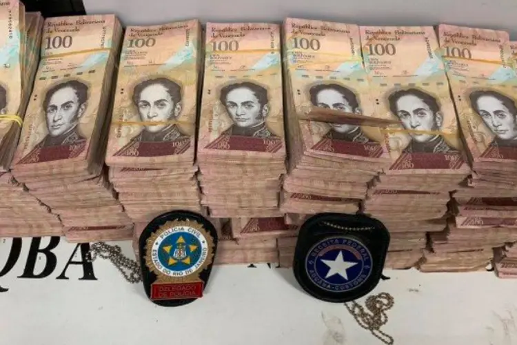 Bolívares apreendidos pela Polícia (Polícia Civil/Divulgação)