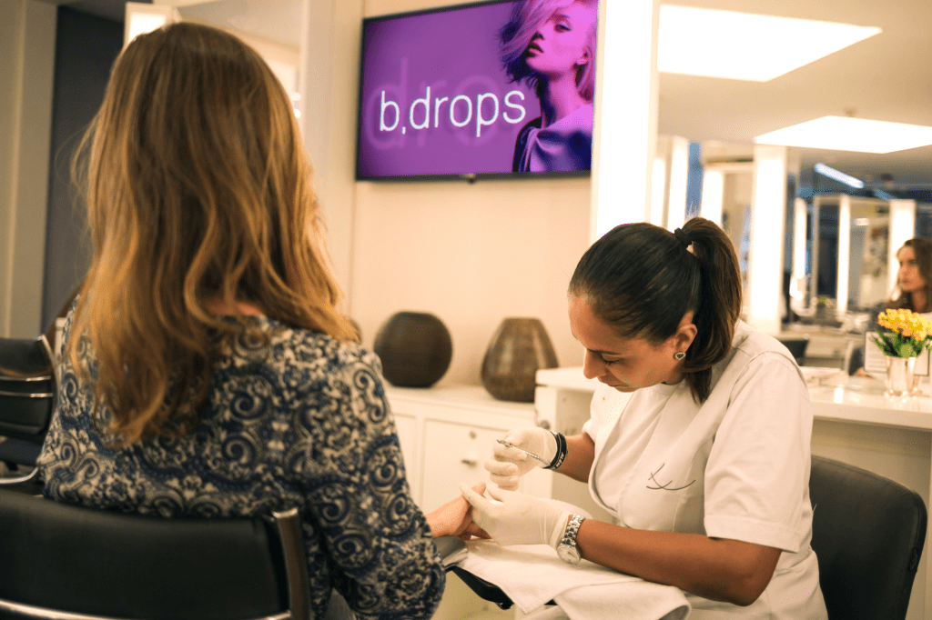 Salão de beleza cria kit e instruções em vídeo para atender