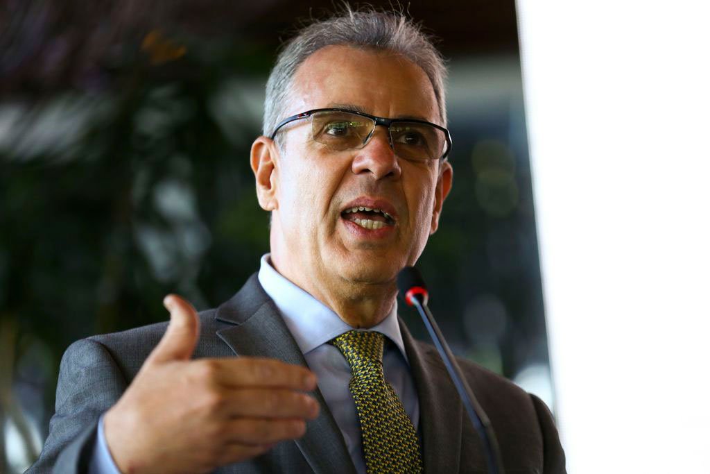 Brasil trabalha para não ficar refém de alta do petróleo, diz ministro