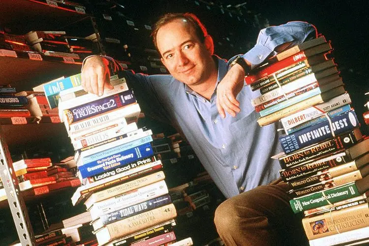 Jeff Bezos em foto de 1997: Amazon começou como livraria online numa época em que só 0,4% da população mundial usava a internet (Paul Souders/Getty Images)