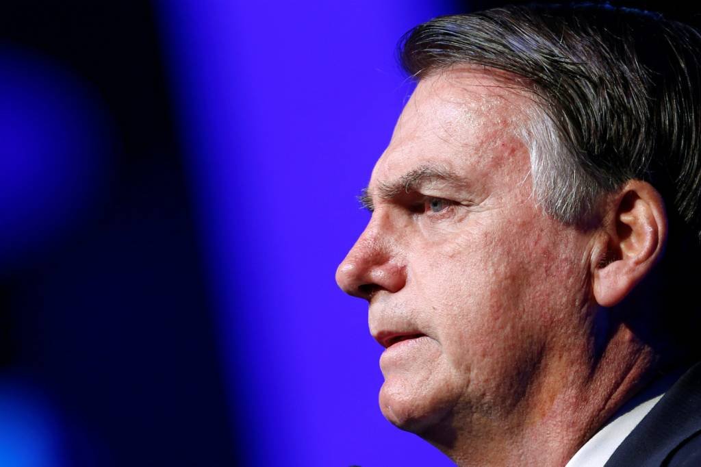 Após tensão com nordestinos, Bolsonaro inaugura aeroporto na Bahia