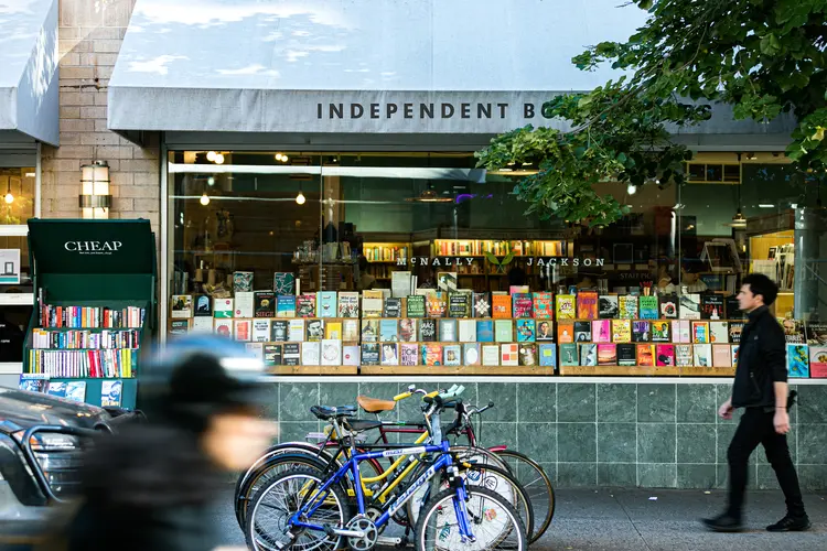 McNally Jackson Independent Booksellers, em Manhattan: livrarias independentes buscam autenticidade (Jeenah Moon/The New York Times)