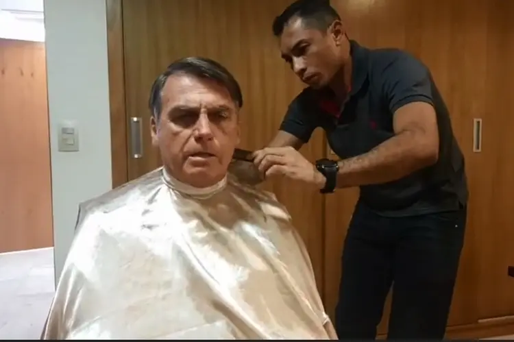 Jair Bolsonaro: presidente falou sobre pai do presidente da OAB em live enquanto cortava o cabelo (Facebook/Reprodução)