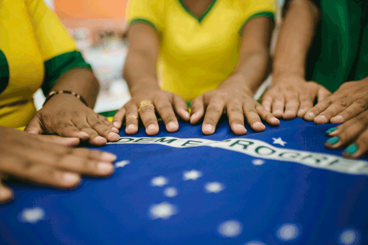 Brasileiros: "Nem em 1989, que constitui o pico histórico de desigualdade brasileira, houve um movimento de concentração de renda por tantos períodos consecutivos", destaca o estudo. (Igor Alecsander/Getty Images)