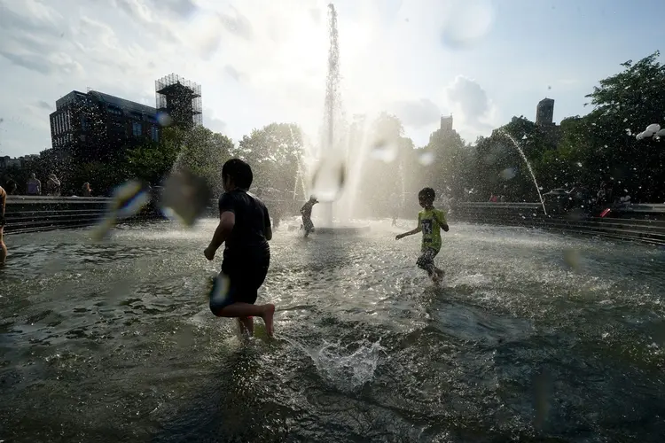 Calor: Crianças brincam em chafariz na Washington Square, em Nova York, em meio ao intenso calor nos Estados Unidos (Carlo Allegri/Reuters)