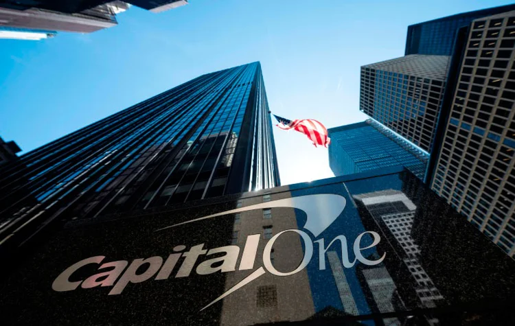 Capital One: Banco é o 5º maior emissor de cartões de crédito nos EUA e foi hackeado por uma engenheira de software de 33 anos (Luc OLINGA/AFP)