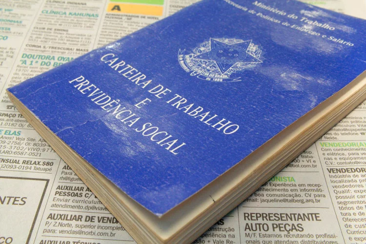 Carteira de trabalho: é importante que a CTPS física não seja descartada pelo trabalhador (Marcos Santos/Agência USP)