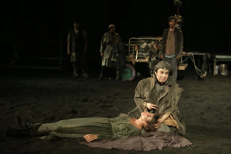 Cena de "Mãe Coragem": Montagem de Bete Coelho e Daniela Thomas de obra de Bertolt Brecht é destaque do Prêmio Shell de Teatro (Lenise Pinheiro/Sesc SP/Divulgação)