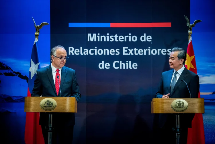 Wang Yi (à dir.), ministro das Relações Exteriores da China: nova rodada de negociações com os EUA acontece na segunda-feira (Viviana Urra/Ministério das Relações Exteriores do Chile/Reuters)