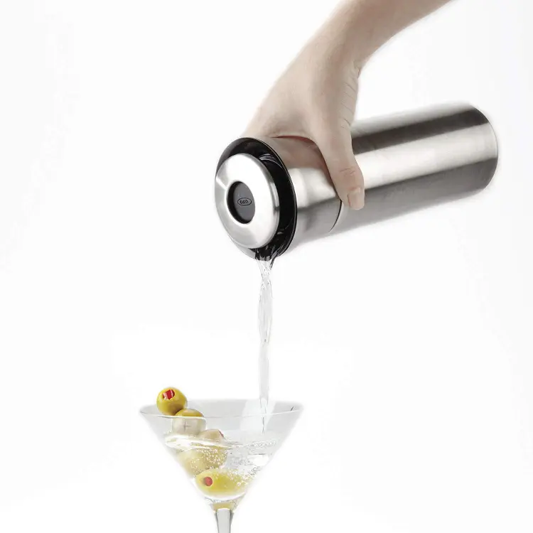 Oxo Press &amp; Pour Cocktail Shaker (Oxo/Divulgação)