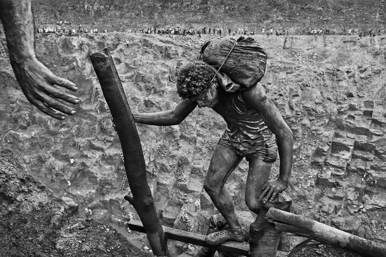 Serra Pelada: Exposição em São Paulo exibe imagens, muitas inéditas, da invasão de garimpeiros no sul do Pará na década de 1980 (Sebastião Salgado / via Sesc-SP/Divulgação)