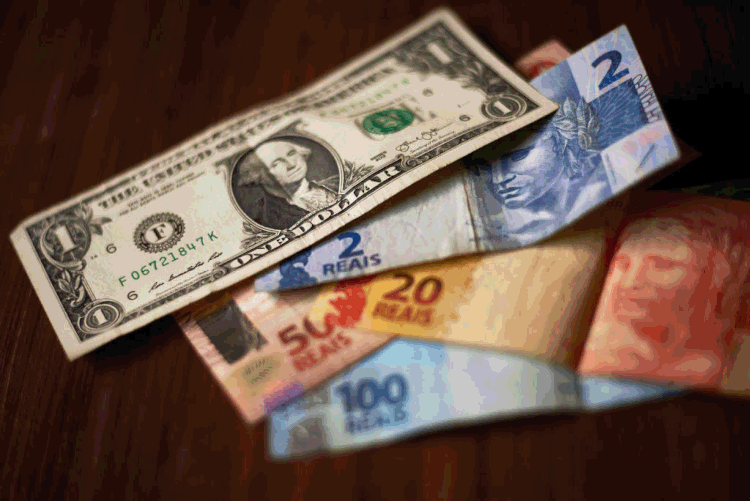 Dólar e real: na última semana, moeda brasileira bateu recordes de valorização (NurPhoto/Getty Images)