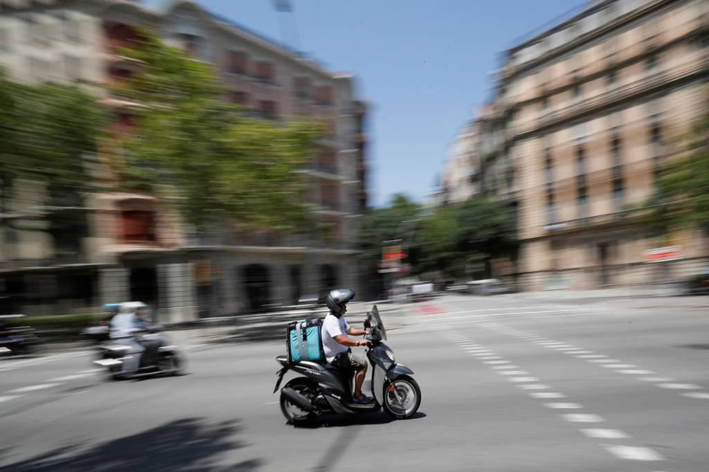 Deliveroo: Entregadores do aplicativo foram considerados empregados da empresa por Justiça espanhola (Albert Gea/Reuters)