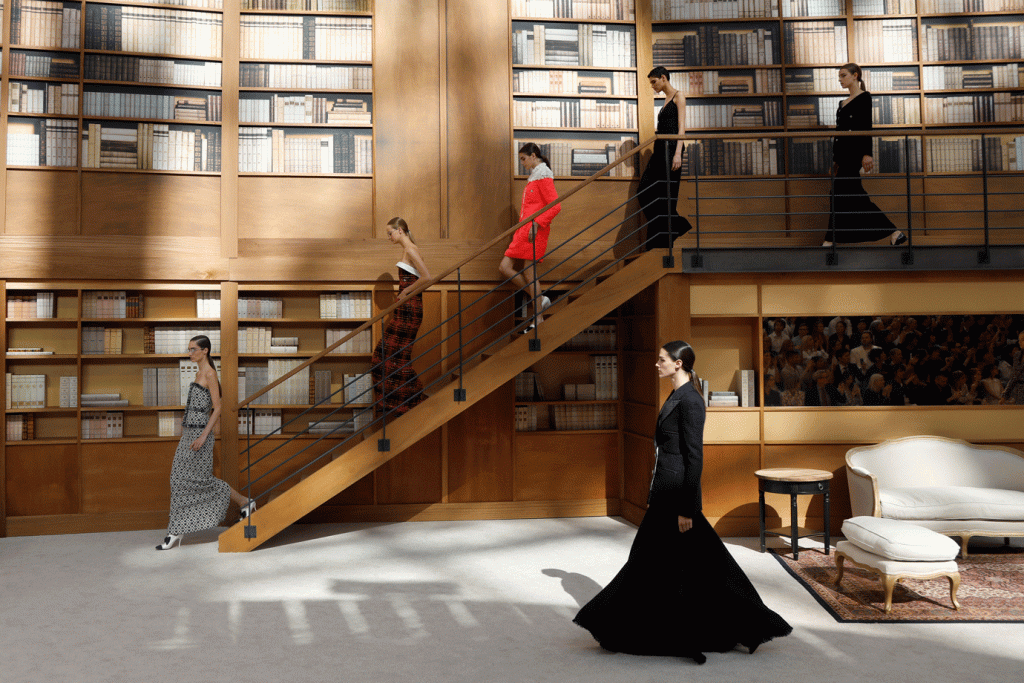 Pupila de Lagerfeld estreia na alta-costura da Chanel sem mudanças bruscas
