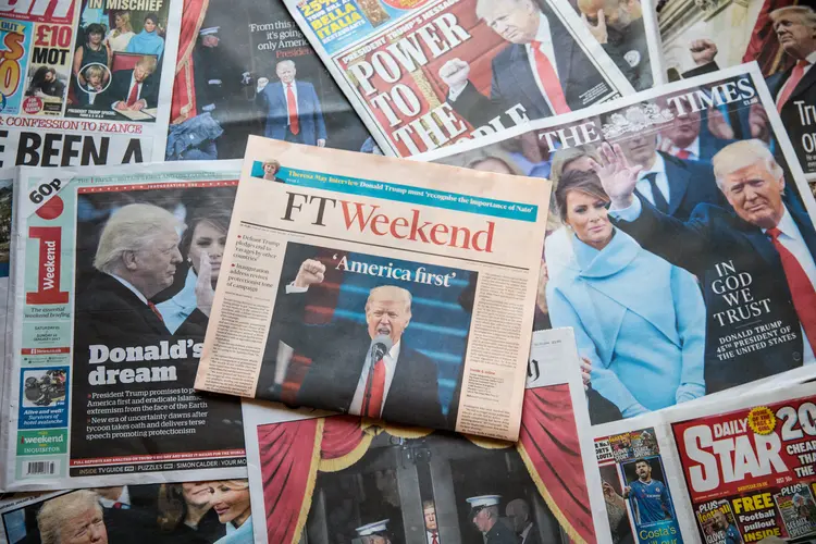 Donald Trump, presidente dos Estados Unidos, em capas de jornais (Jack Taylor / Stringer/Getty Images)