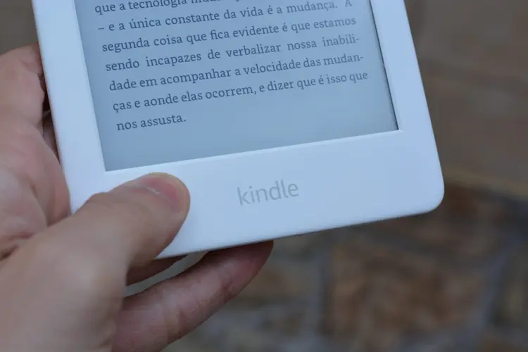 Kindle: 10ª Geração do aparelho da Amazon tem luz na tela (Lucas Agrela/Site Exame)
