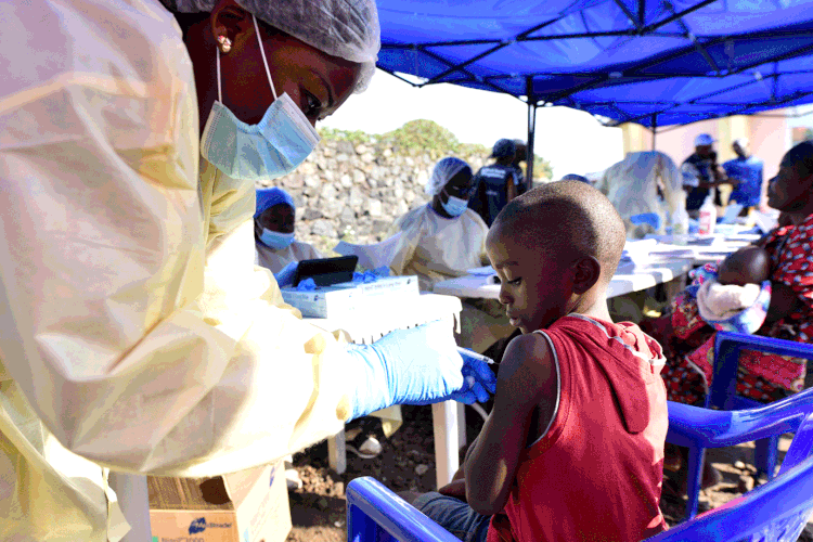 Ebola: tratamentos experimentais conseguiram reduzir a taxa de mortalidade do vírus no Congo (Olivia Acland/Reuters)