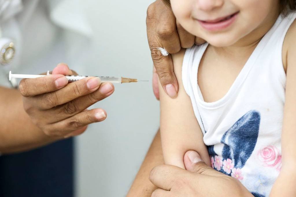 Não vacinar uma criança é um ato de negligência, afirma ministro da Saúde
