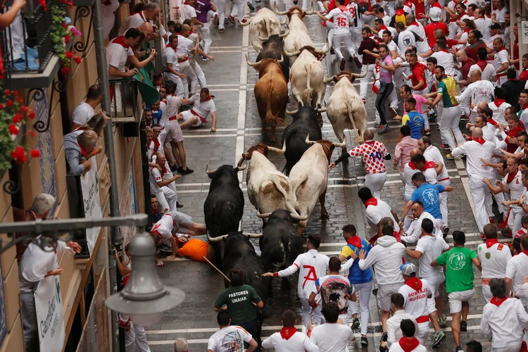 Festival de São Firmino em Pamplona: três pessoas foram feridas a chifradas e outras duas tiveram traumatismos cranianos (Susana Vera/Reuters)