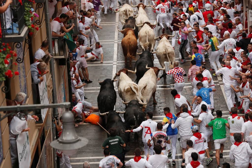 Seis pessoas ficam feridas na primeira corrida de touros do festival de San  Fermin, na Espanha