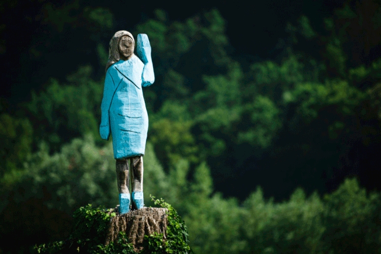 Estátua: apesar de críticas à obra, artista afirma que representação de Melania "ficou linda" (Jure Makovec/AFP)