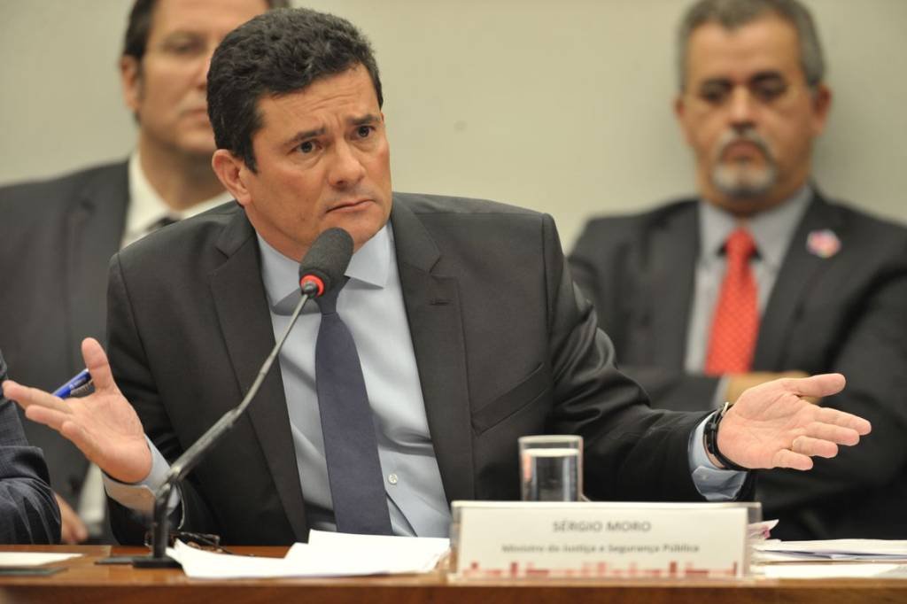 Moro ganha troféu na Câmara e diz que acompanha vazamentos como "vítima"