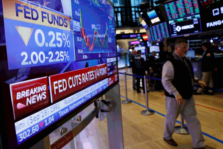 Índices: tela mostra anúncio do Federal Reserve sobre os juros na bolsa de Nova York (Brendan McDermid/Reuters)