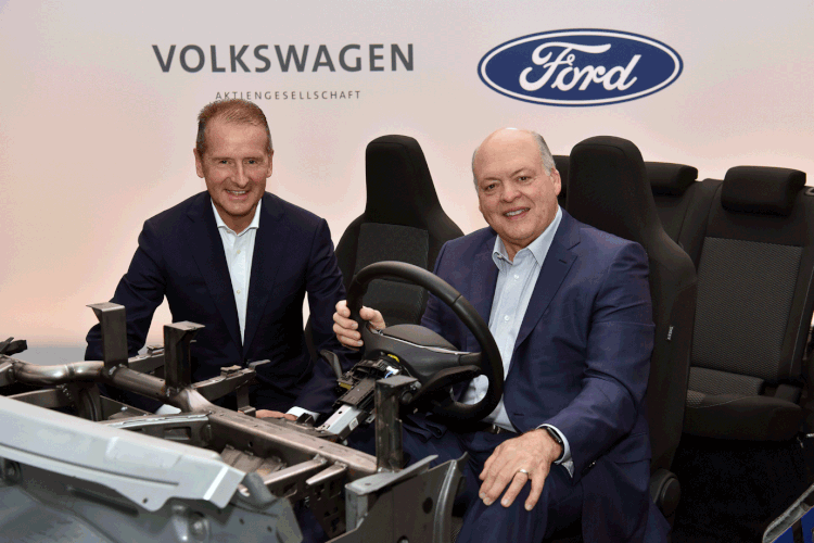 Presidente da Volkswagen, Herbert Diess, e o presidente da Ford, Jim Hackett: durante anúncio de parceria na Argo, em Nova York (Sam VarnHagen/Handout/Reuters)